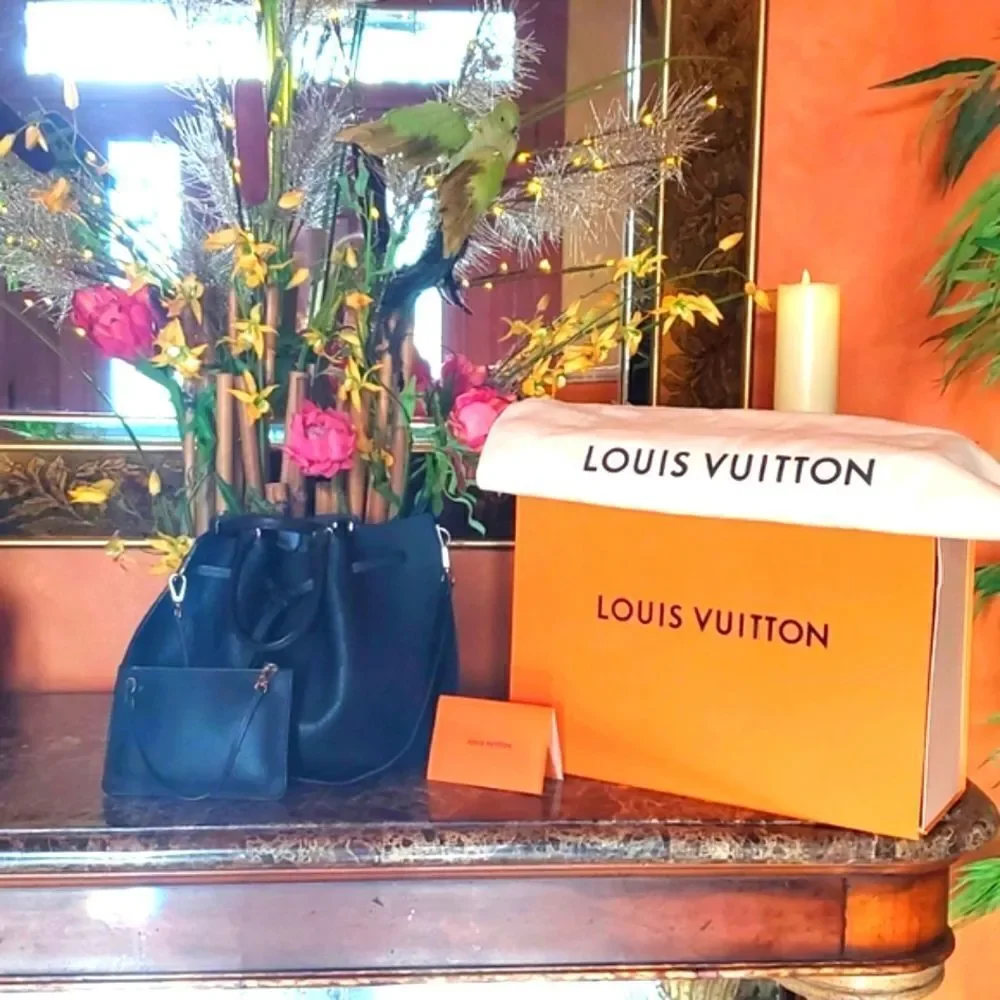Louis Vuitton GIROLATA MAHINA NOIR Bag, Excellent Condition!NWT. Microchipped!